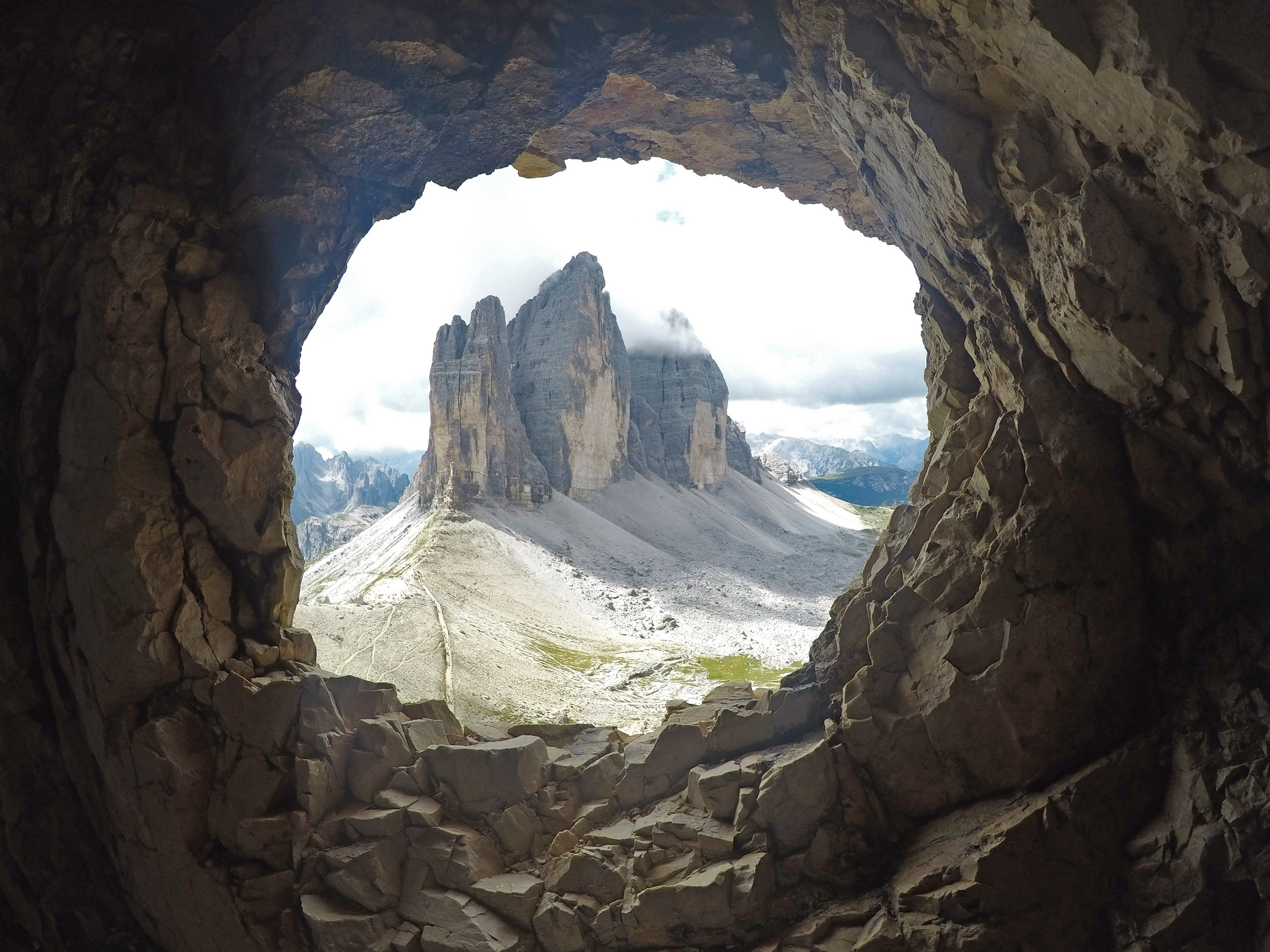 Pohľad z okna v skale na Tre Cime