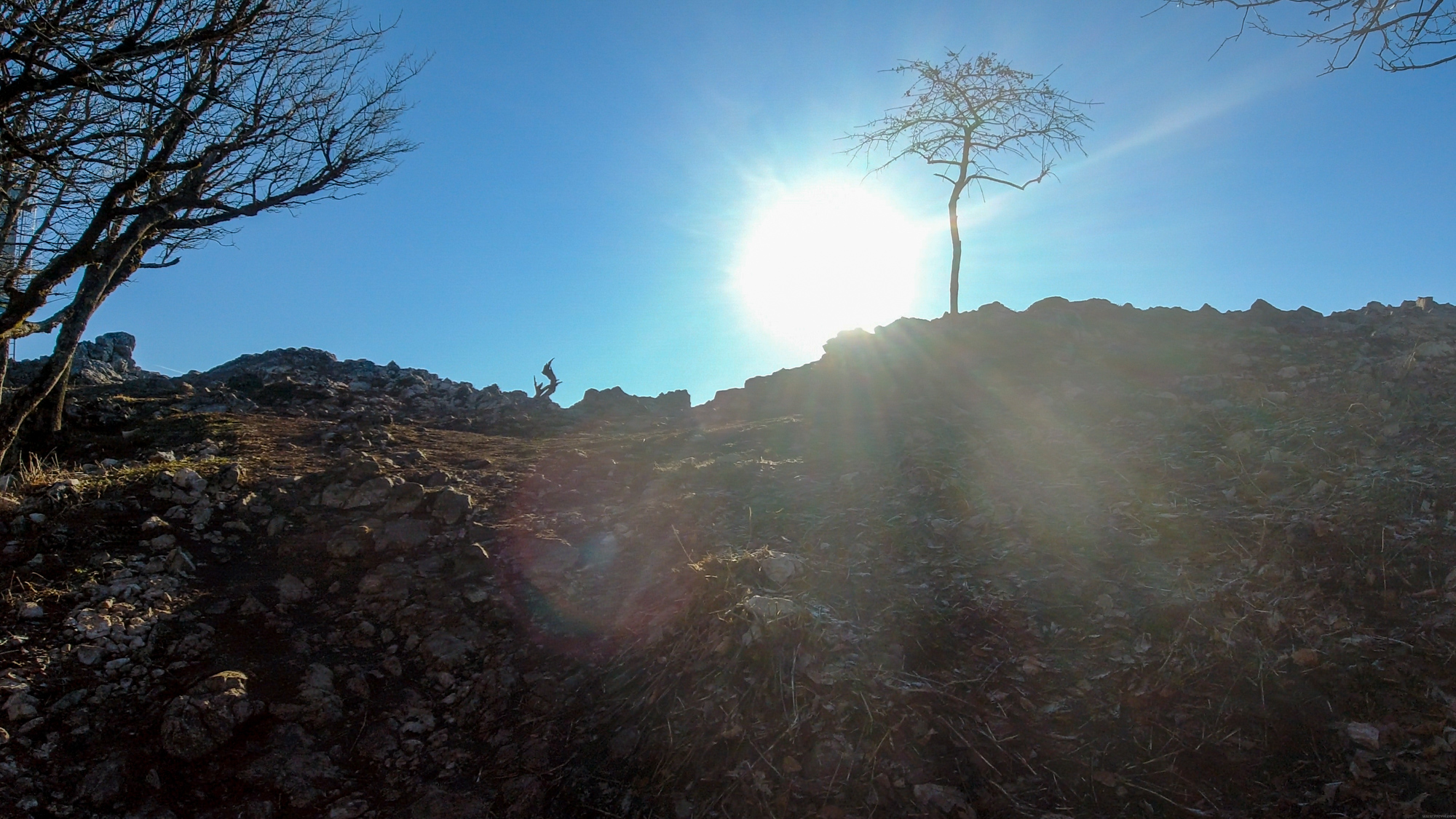 Tesne pred vrcholom Vápennej je skalnatý úsek.