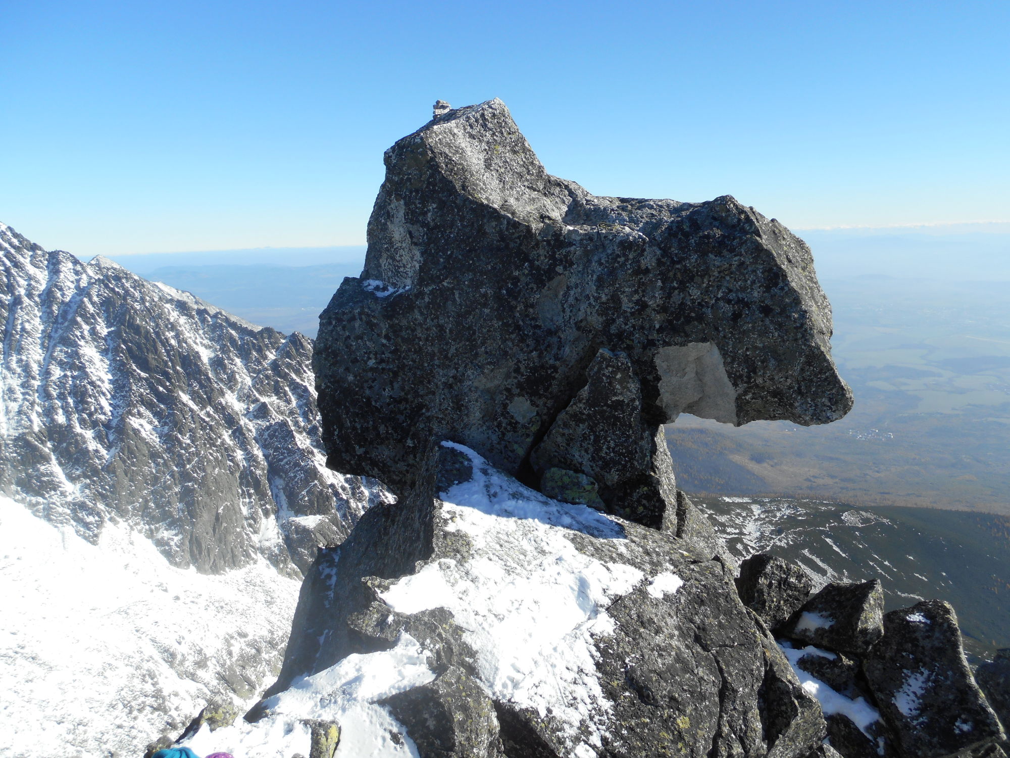 Na vrchole Končistej (2537 m) sa nachádza skala zvaná Nákova.