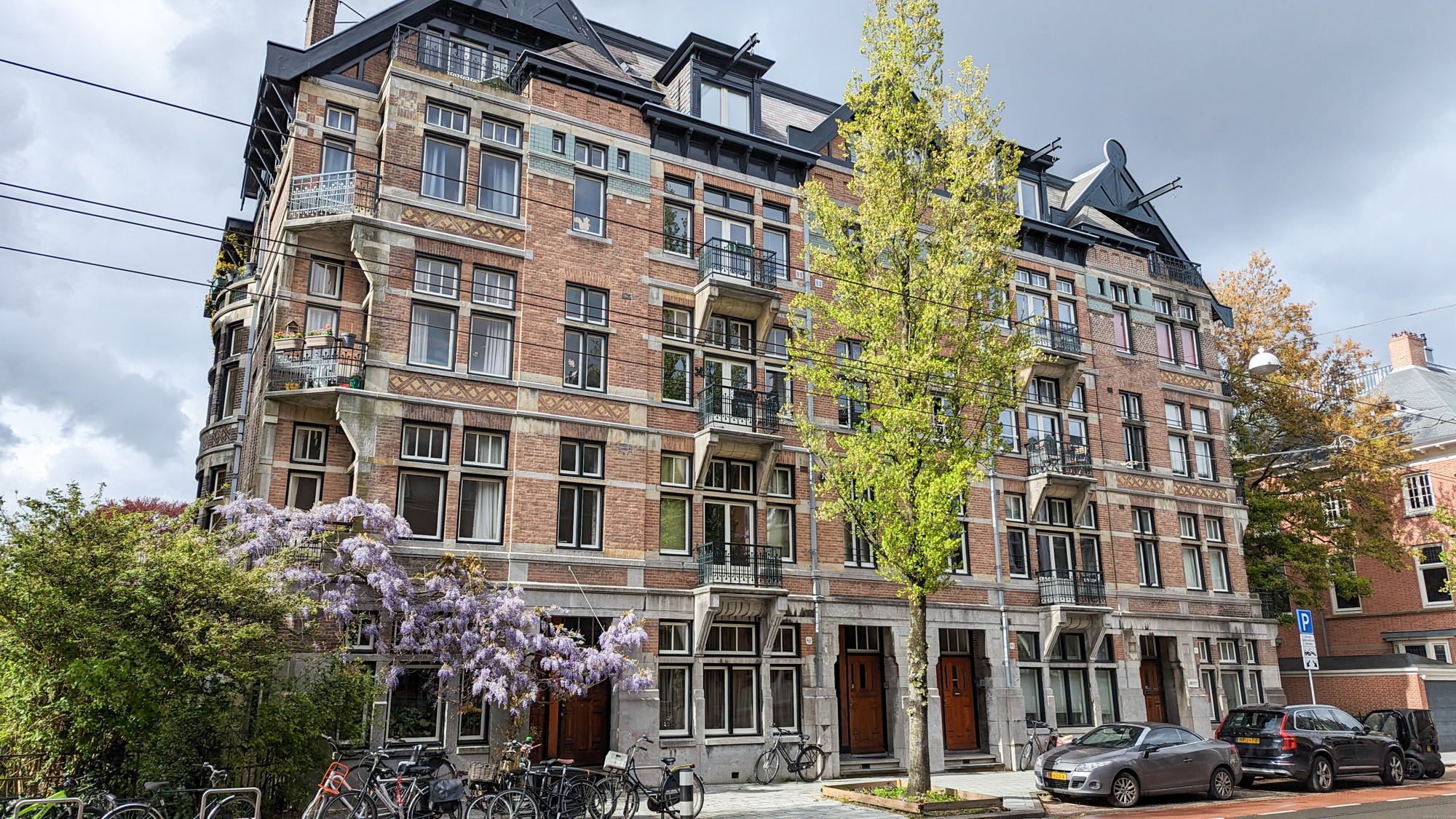 Tehlové fasády sú ikonickým prvkom amsterdamskej architektúry.