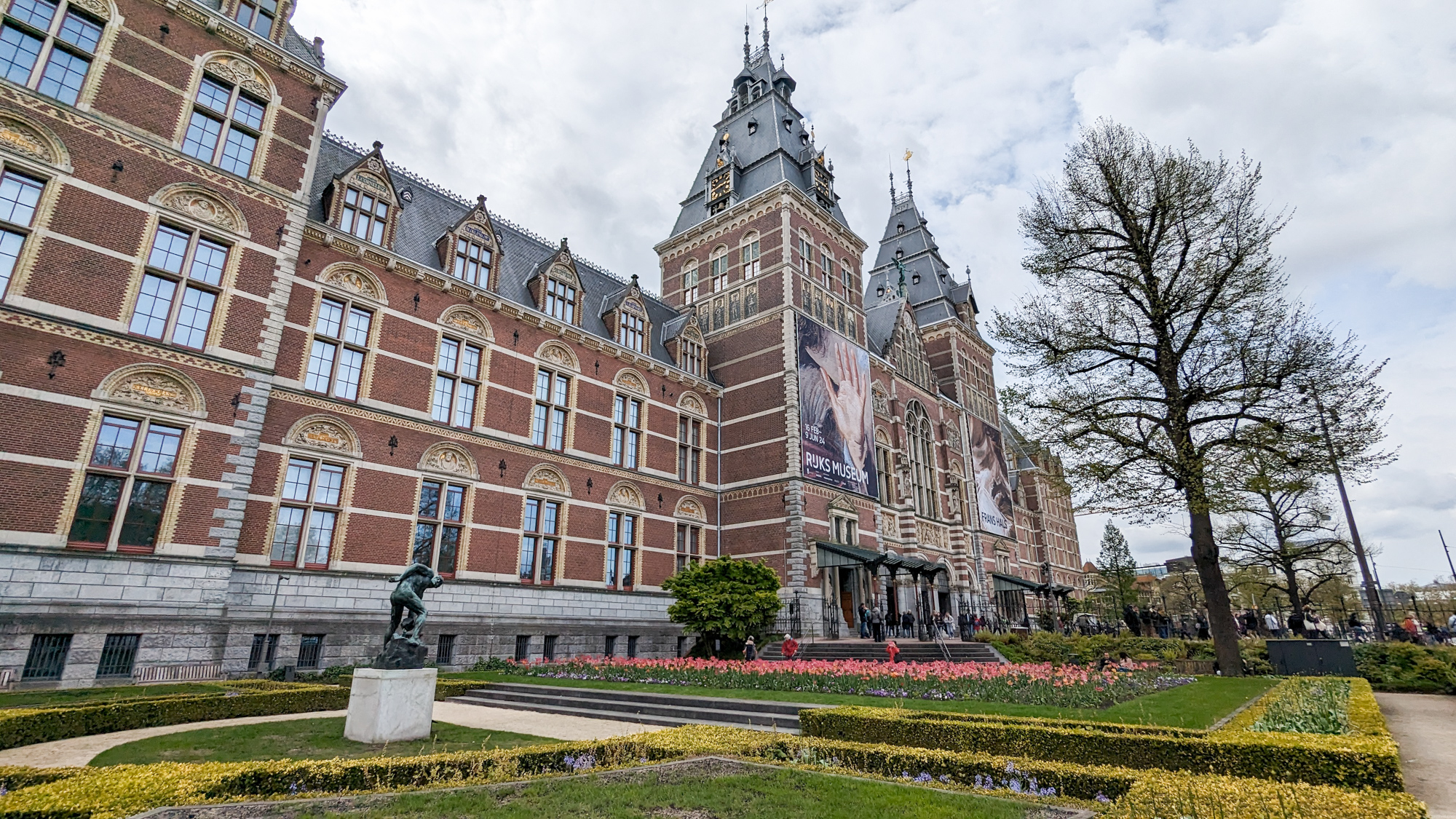 V Rijksmuseum sa nachádzajú rozsiahle zbierky holandského umenia, historických artefaktov, vrátane diel od Rembrandta či Vermeera.
