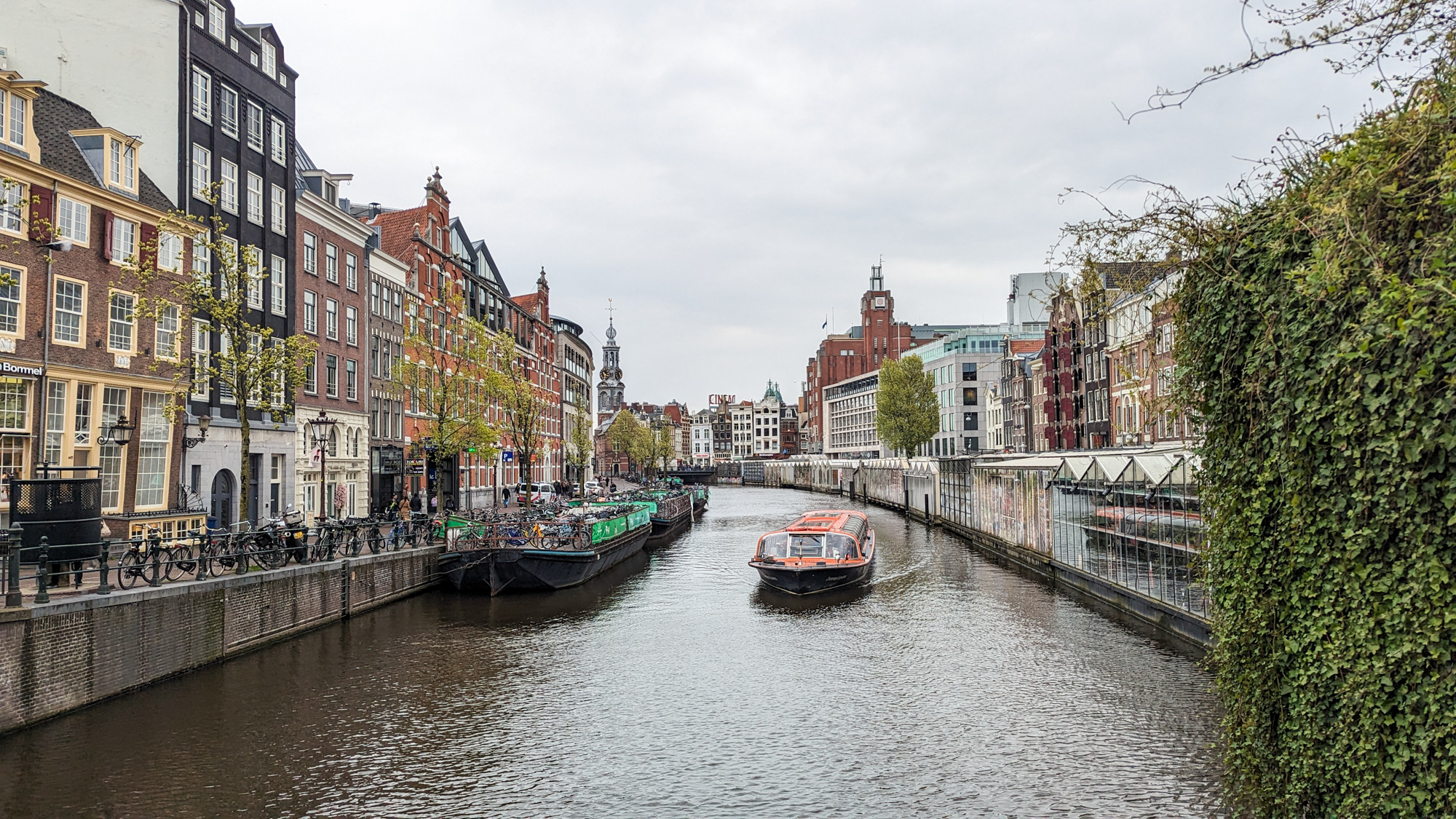 Amsterdam je známy svojou sieťou kanálov, ktoré sú súčasťou svetového dedičstva UNESCO.