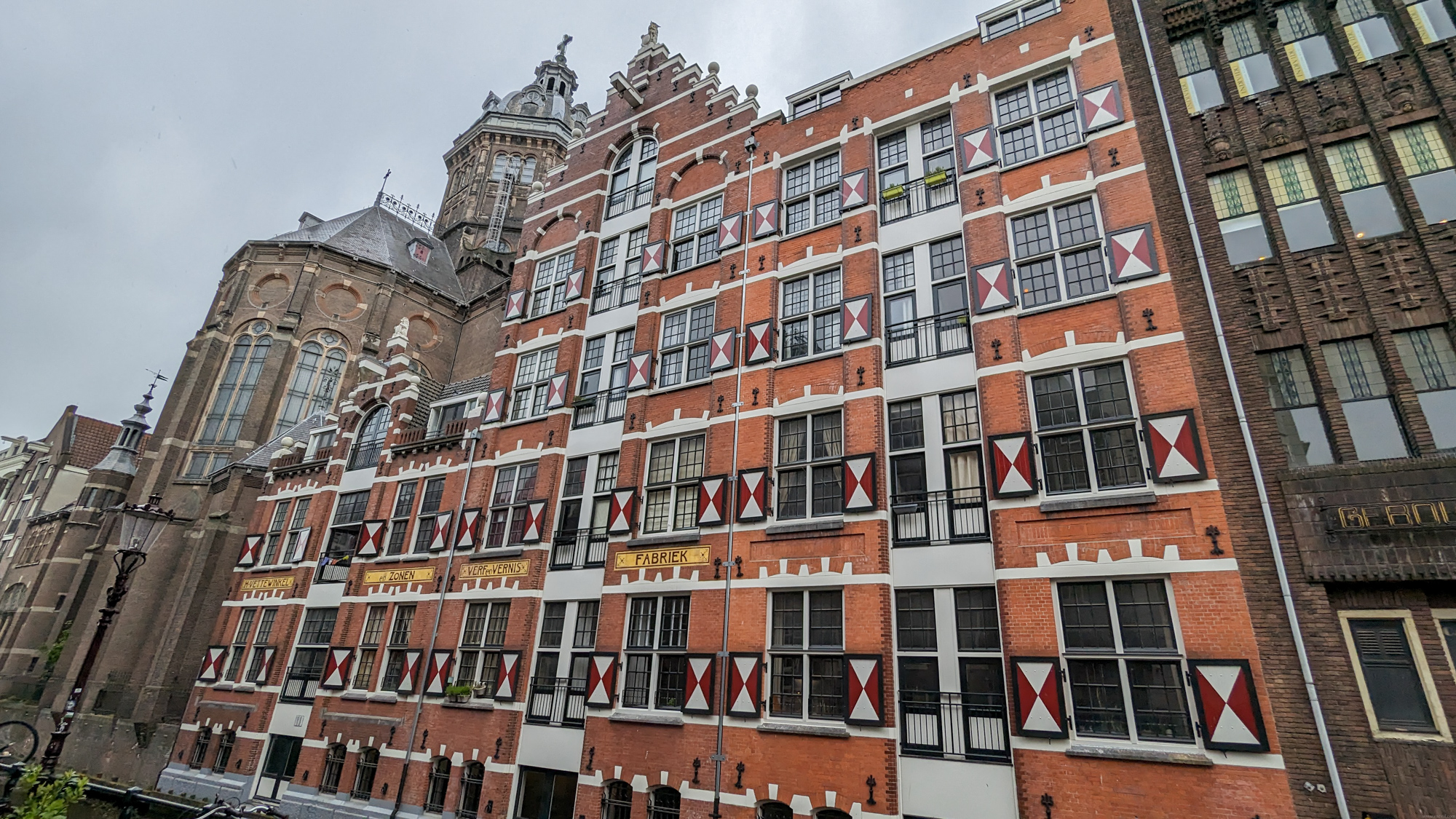 Historická budova, vedľa Baziliky svätého Mikuláša v Amsterdame, ktorá slúžila ako továreň na farby a laky 