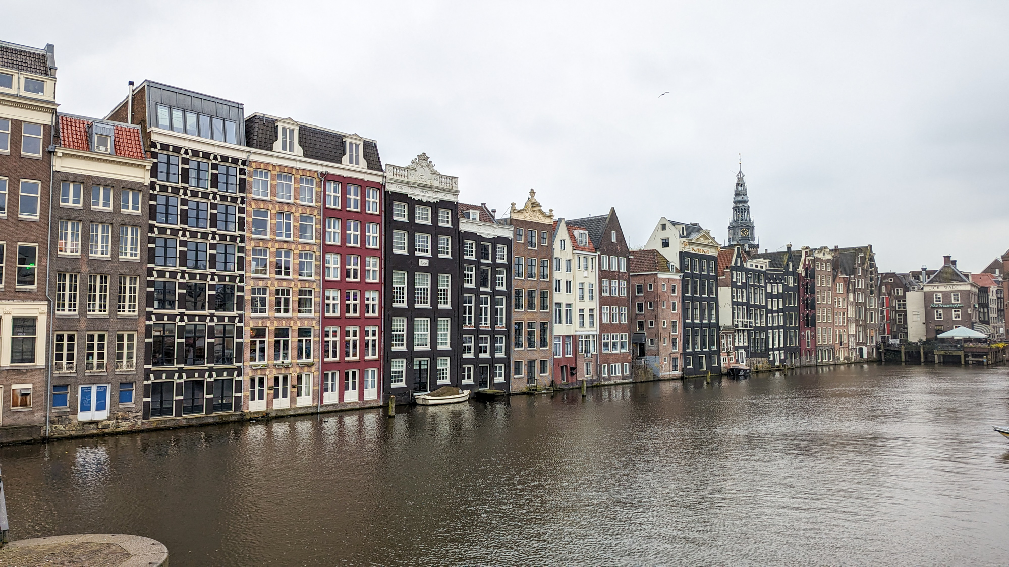 Amsterdam nesie prezývku Benátky severu. Kanály boli postavené počas holandského Zlatého veku v 17. storočí