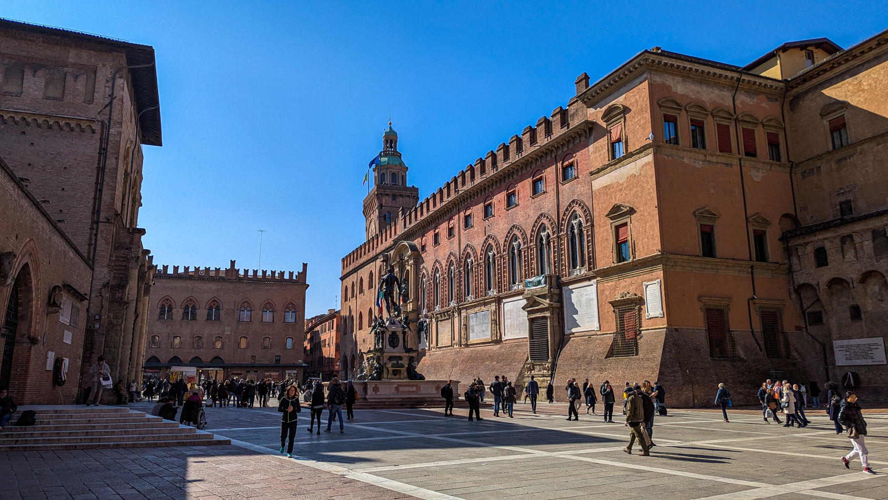 Historické námestie Piazza del Nettuno s dominujúcou Neptúnovou fontánou z 16. storočia, ktorú navrhol sochár Giambologna. Fontána bola symbolom moci pápežskej Bologne a Neptúnov trojzubec údajne inšpiroval logo automobilky Maserati.