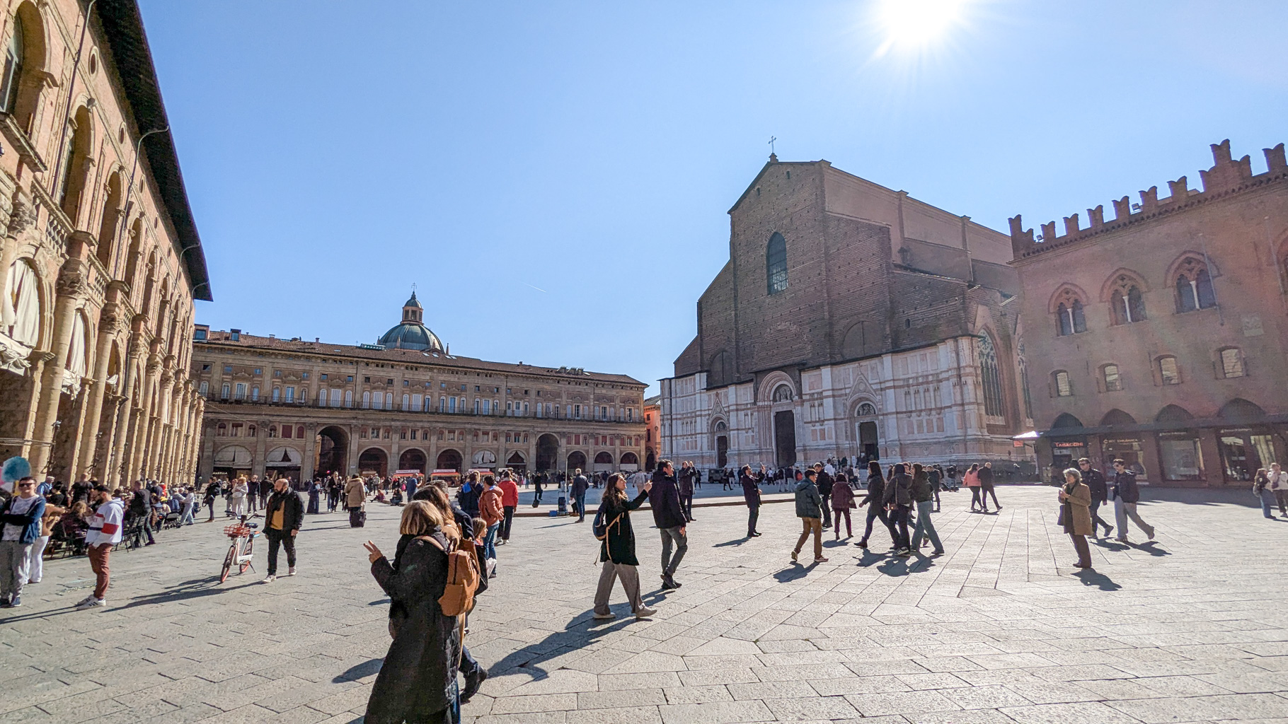 Pohľad na Piazza Maggiore s Bazilikou svätého Petrona, patrónom Bologne. Bazilika je jednou z najväčších tehlových stavieb na svete a nikdy nebola úplne dokončená.