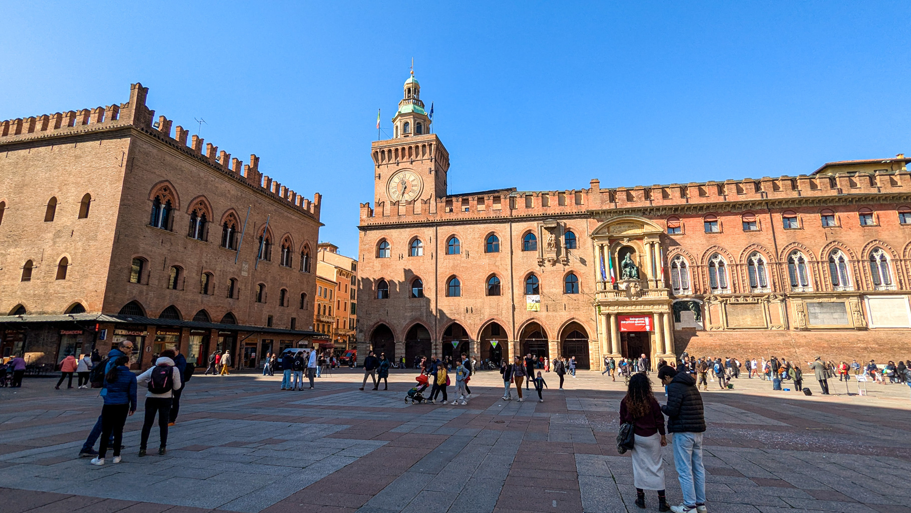 Historická budova Palazzo d'Accursio so sochou pápeža Gregora XIII. a hodinovou vežou. Slúžila ako sídlo vlády mesta už od 14. storočia a dnes tu sídli mestské múzeum.