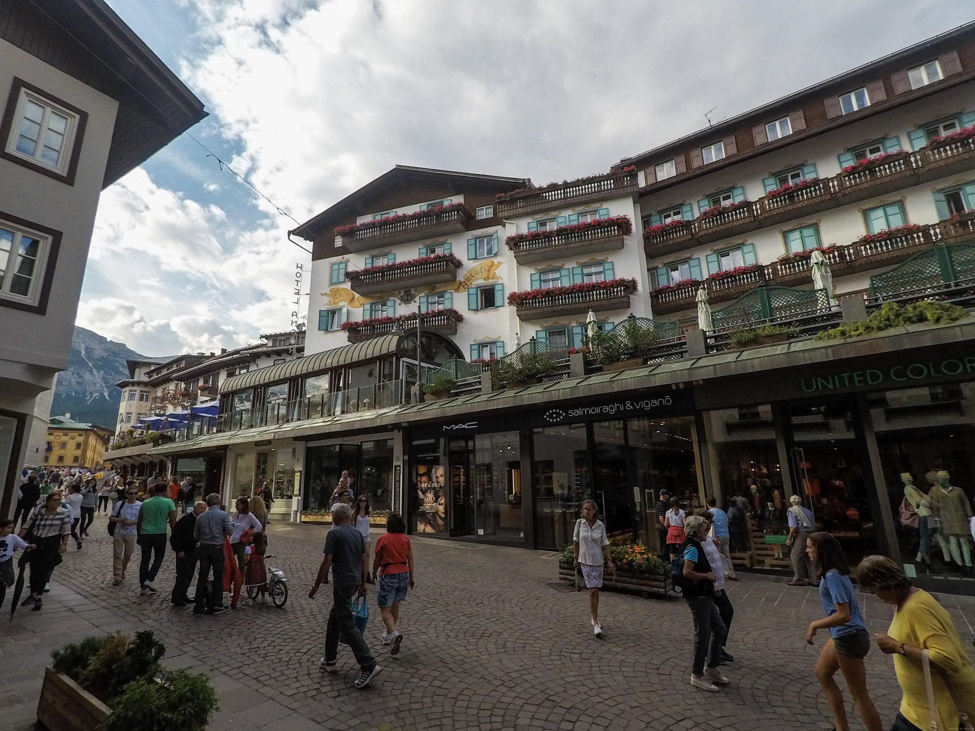 Pešia zóna je prakticky dlhá ulica so značkovými obchodmi a hotelmi.