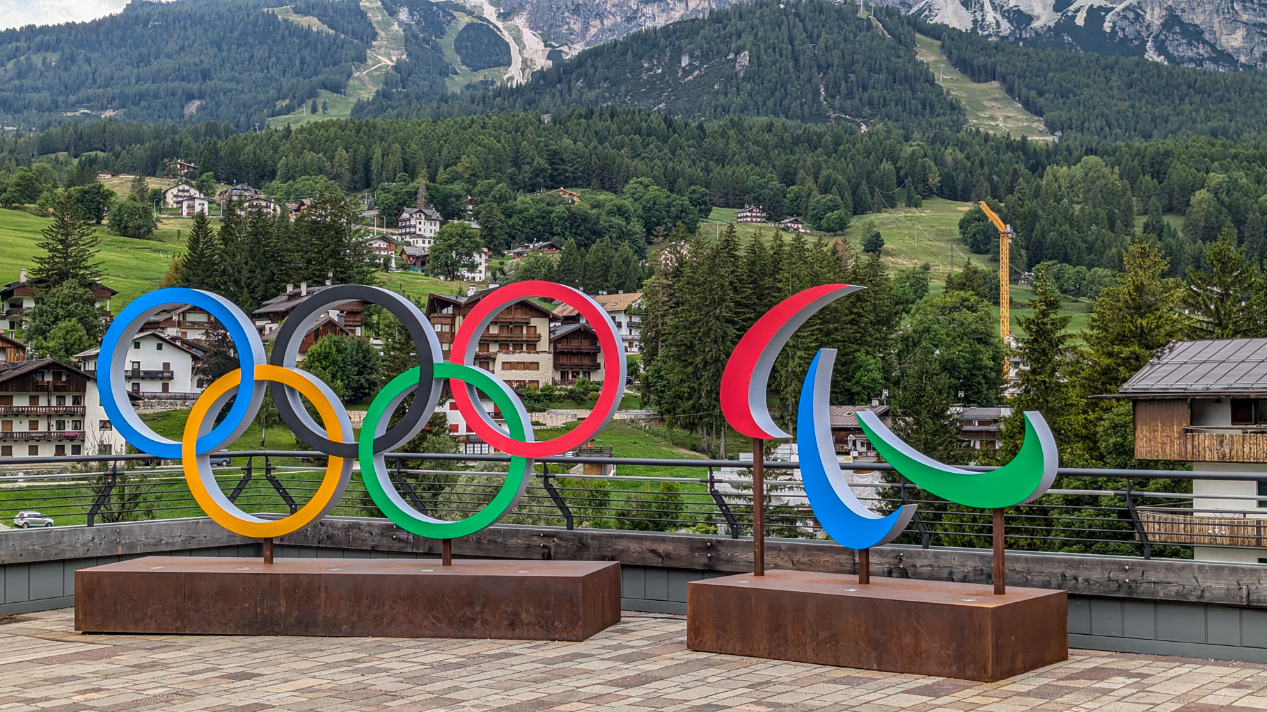 Olympijské a paralympijské kruhy v Cortine d'Ampezzo, ktorá bude spolu s Milánom hostiť zimné olympijské hry v roku 2026.