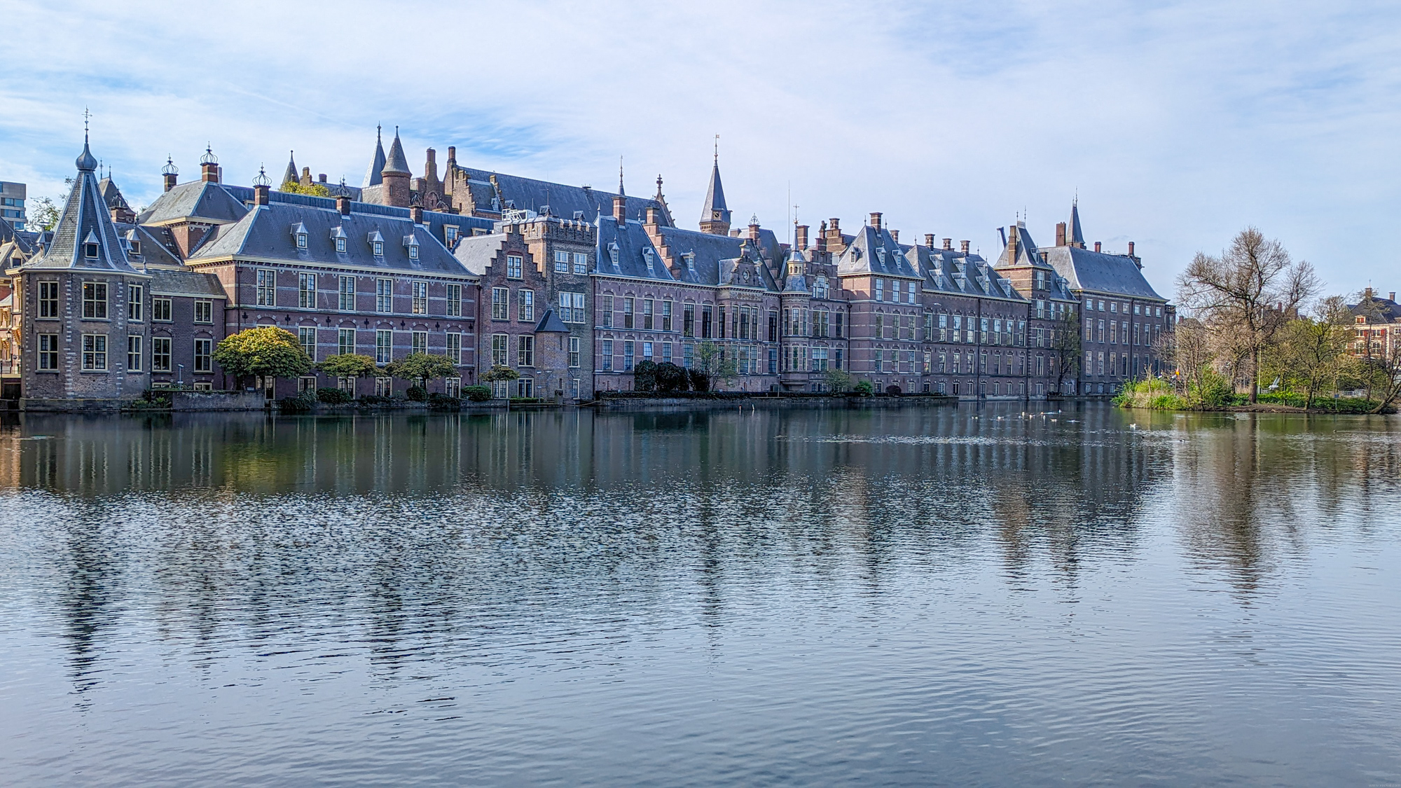 Binnenhof je historický komplex budov v Haagu, ktorý slúži ako politické a administratívne centrum.