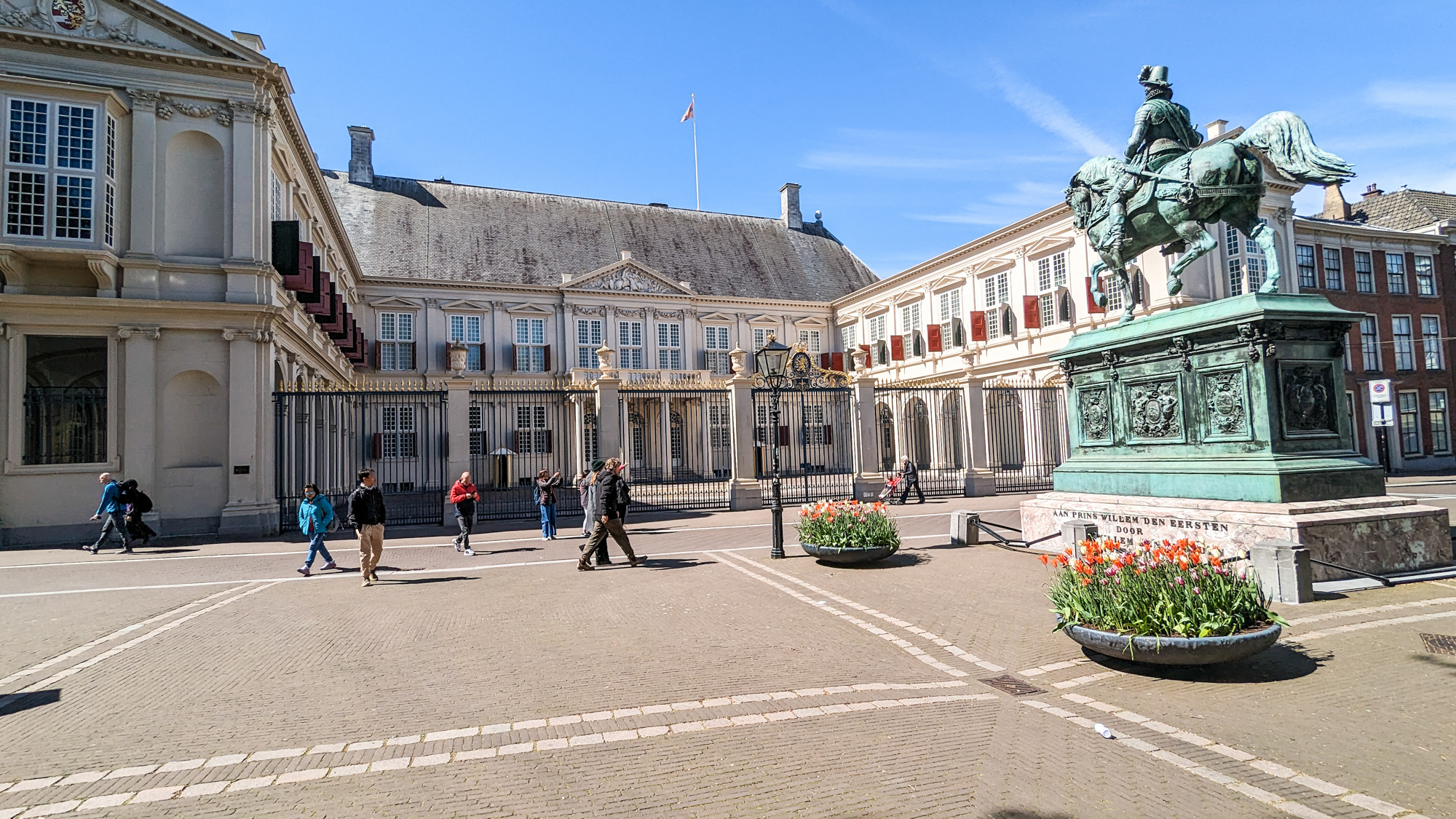 Noordeinde Palace je jedným zo štyroch oficiálnych palácov holandskej kráľovskej rodiny. Slúži ako pracovné sídlo holandského kráľa.