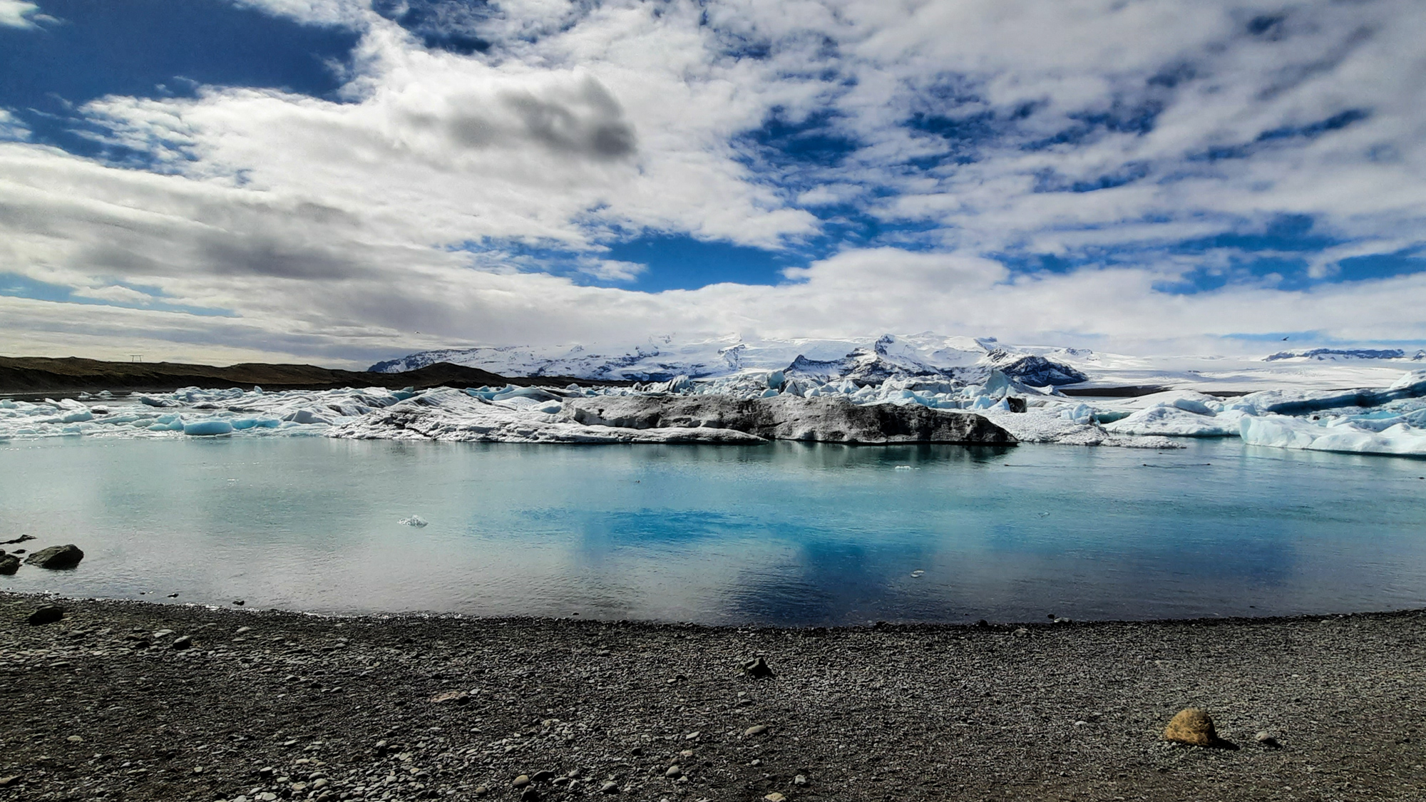 Jökulsárlón je ľadovcové jazero vo Vatnajökullskom národnom parku a na brehu Atlatického oceánu.