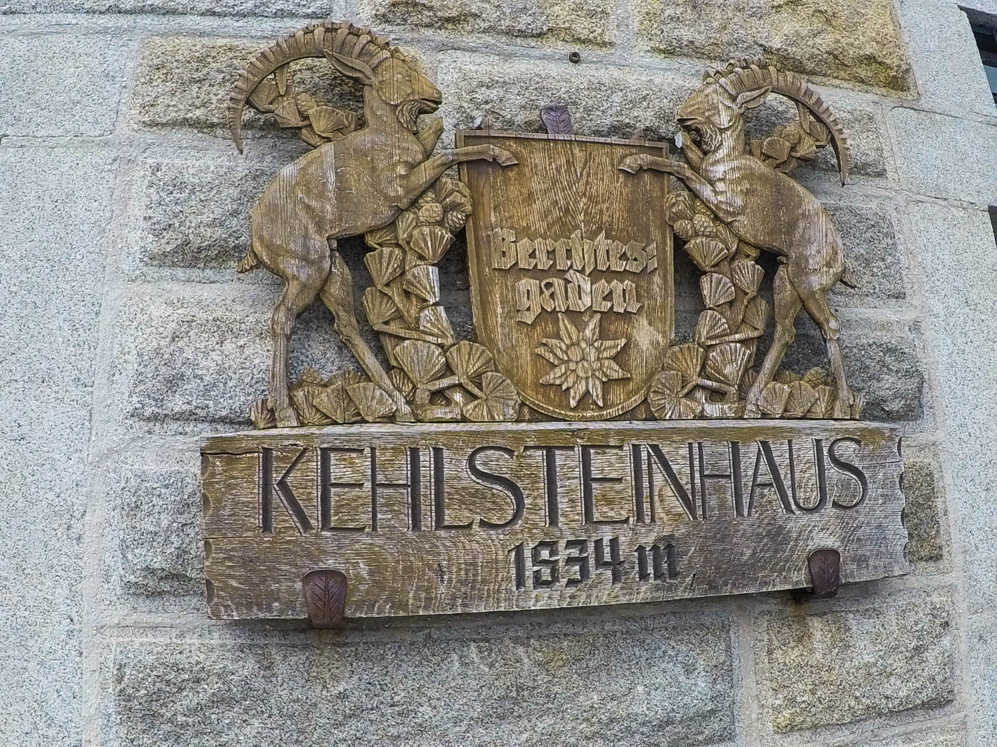 Na Kehlsteinhaus vo výške 1834 metrov sa dá vyviesť autobusom, prípadne ísť pešo. Cesta môže zabrať vyše 2 hodiny.