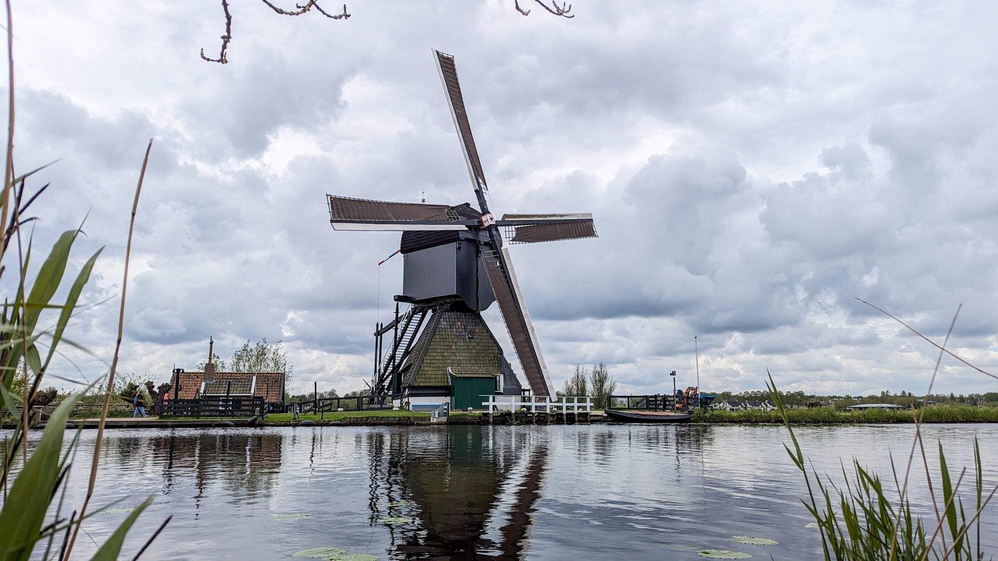 Najstarší veterný mlyn v Kinderdijku je Blokkerse Molen, ktorý je tiež známy ako De Blokker. Tento mlyn bol postavený v roku 1521.