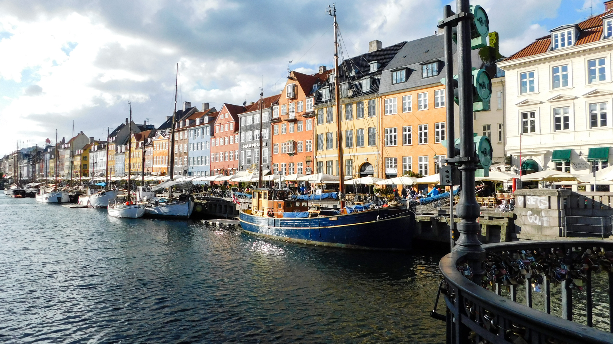 Nyhavn kanál a domy s farebnými fasádami zo 17 storočia.