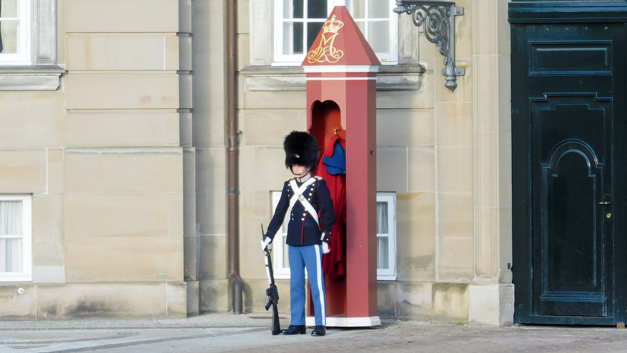 Dánsky vojak stráži Amalienborg. Veľmi podobná uniforma britskej stráži.