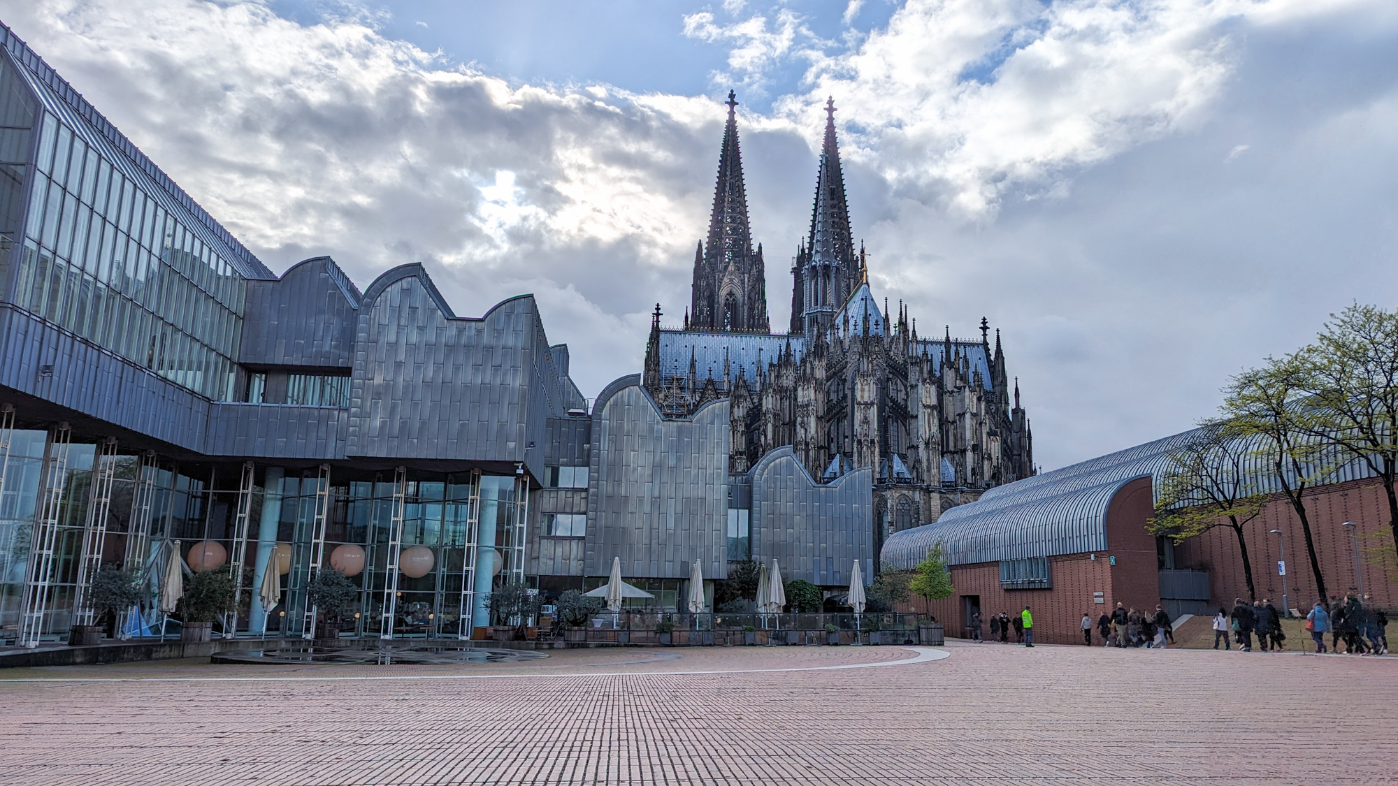 Kolínska katedrála Kölner Dom v kontraste s modernou budovou múzea moderného umenia Ludwig.