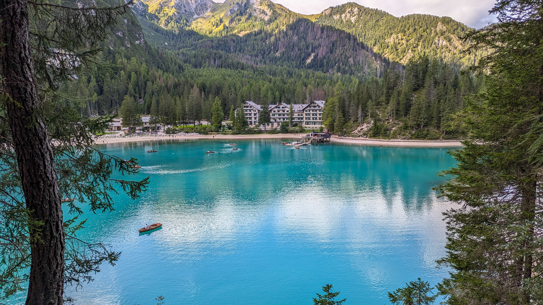 Pohľad na hotel priamo pri jazere Lago di Braies, kde začína a končí okružná trasa okolo jazera – populárna destinácia v oblasti Alta Pusteria (Hochpustertal).
