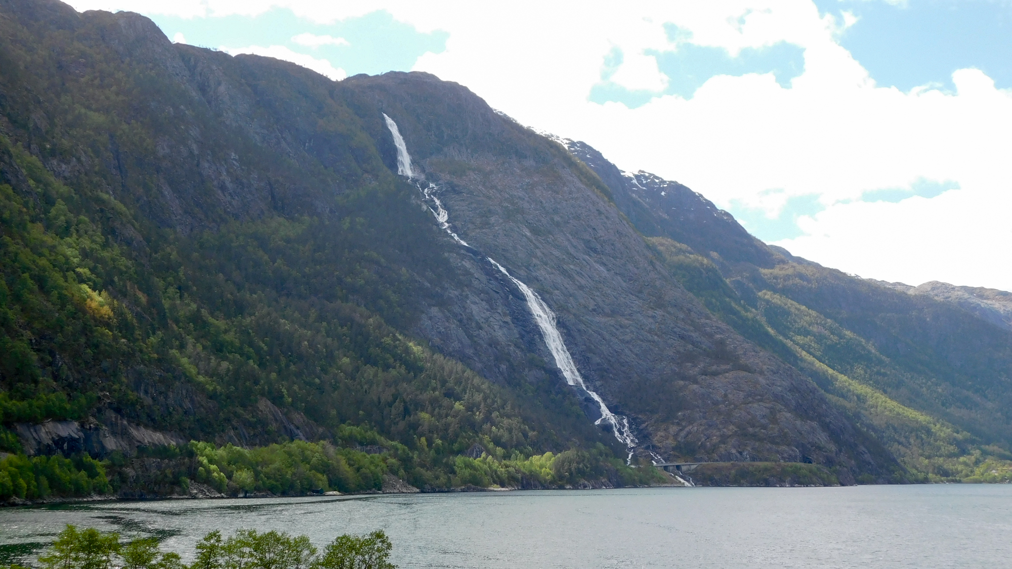 Celková dĺžka vodopádu je až 612 metrov, čo je v Nórsku 4. miesto vo výške pádu a 16. miesto v celkovej výške vodopádu.