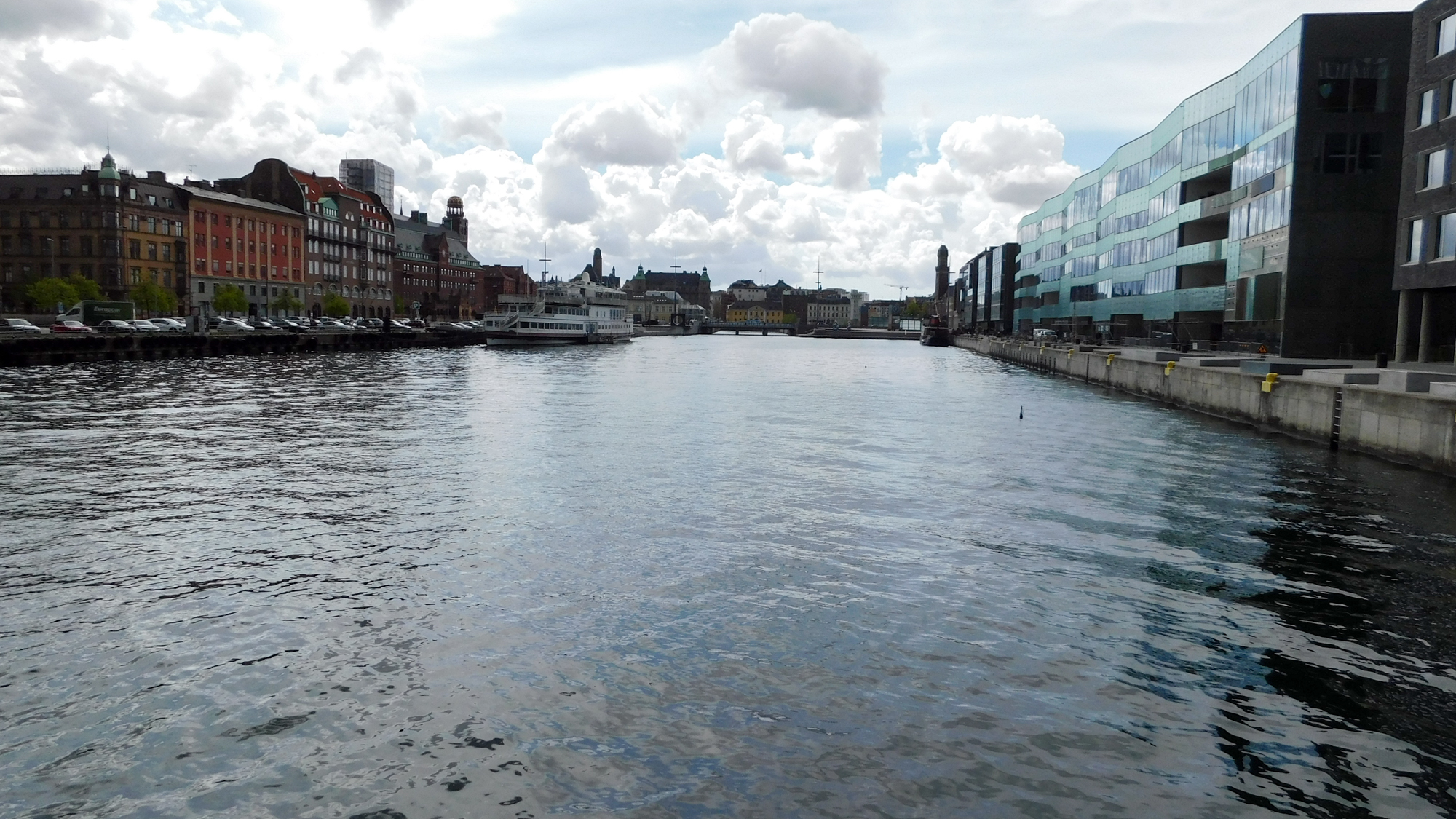 Malmö je tretie najväšie švédske mesto s viac ako 300 000 obyvateľmi.