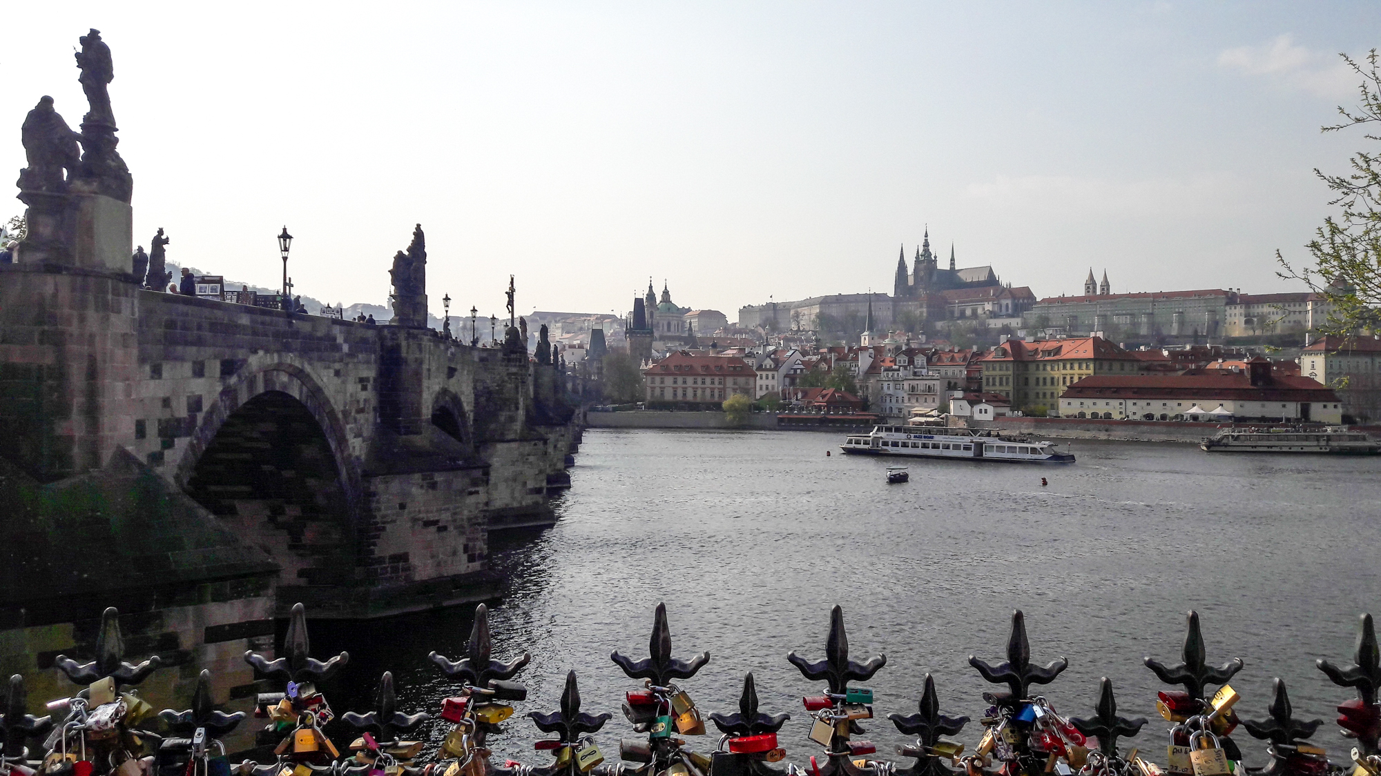 Karlův most nad Vltavou, v pozadí Pražský hrad