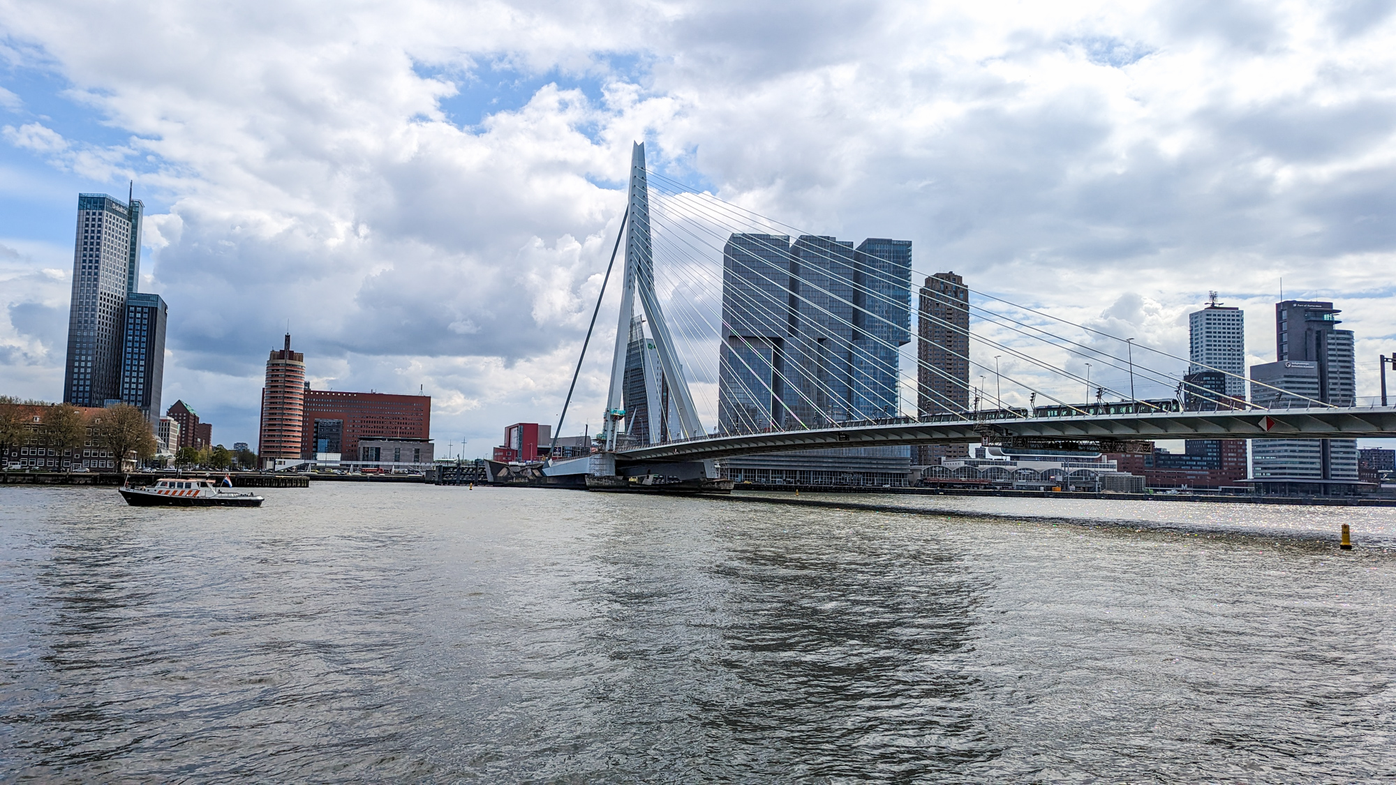 Rotterdam je druhé najväčie mesto v Holandsku s približne 650 000 obyvateľmi.