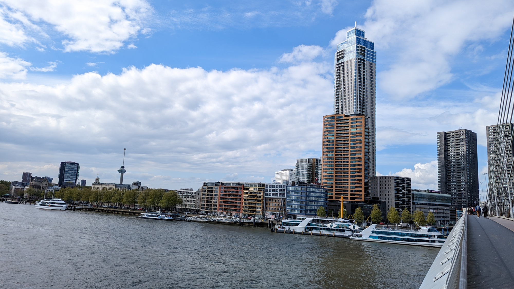 Najvyššia budova v Rotterdame i v Holandsku je De Zalmhaven (r.2024), má výšku 215 metrov.