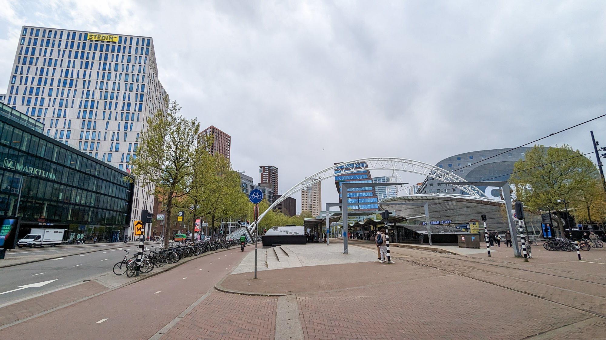 Rotterdam Blaak, vedľa budovy Markthal a Kubuswoningen.