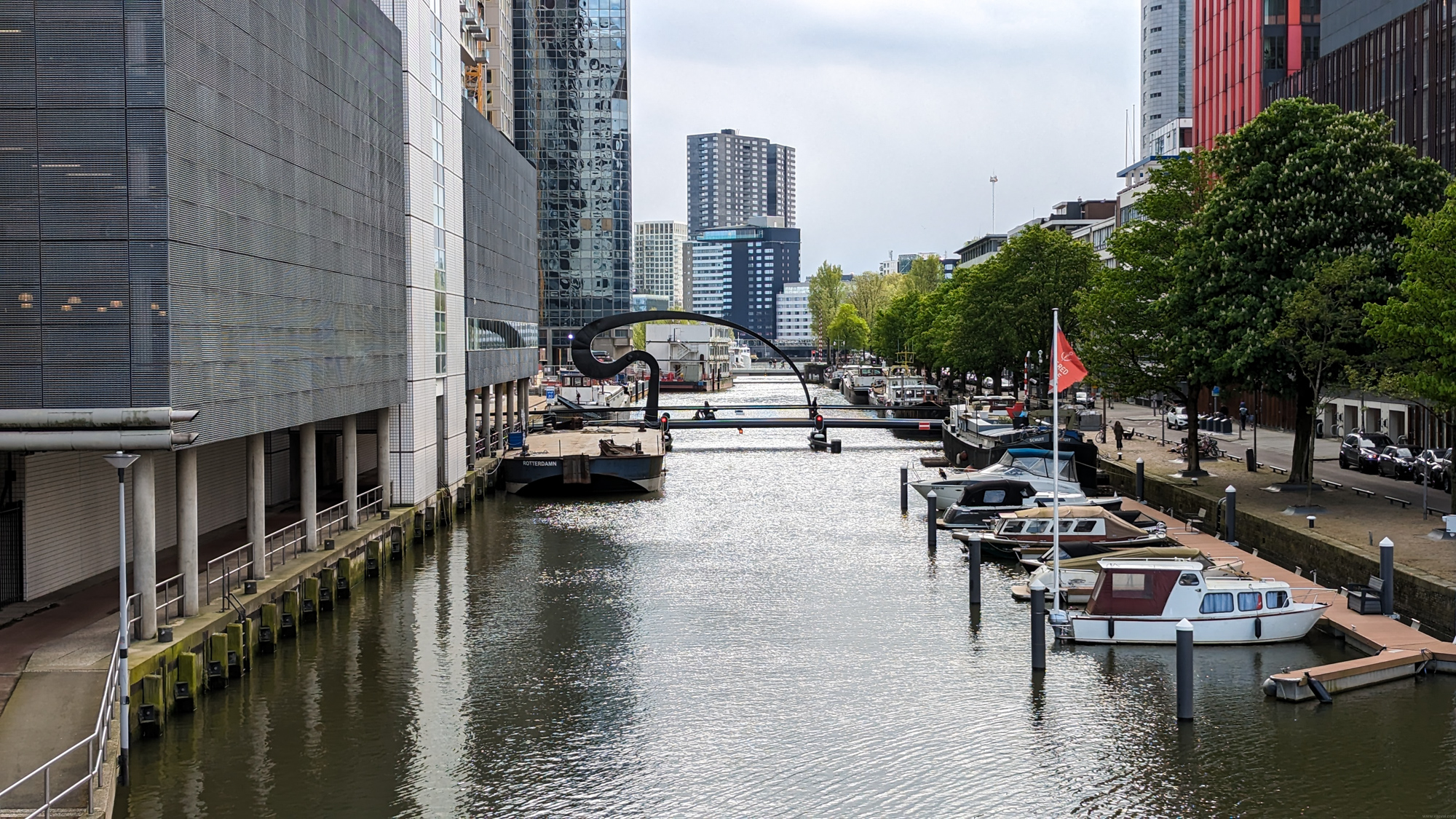 Rotterdam je známy svojou modernou a inovatívnou architektúrou.