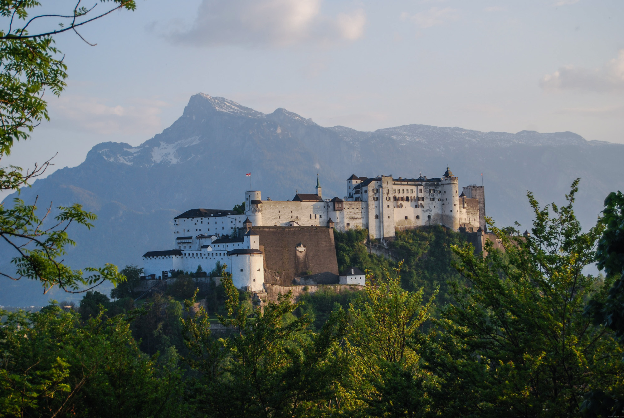 Salzburg, pevnosť Hohensalzburg a vrch Untersberg.