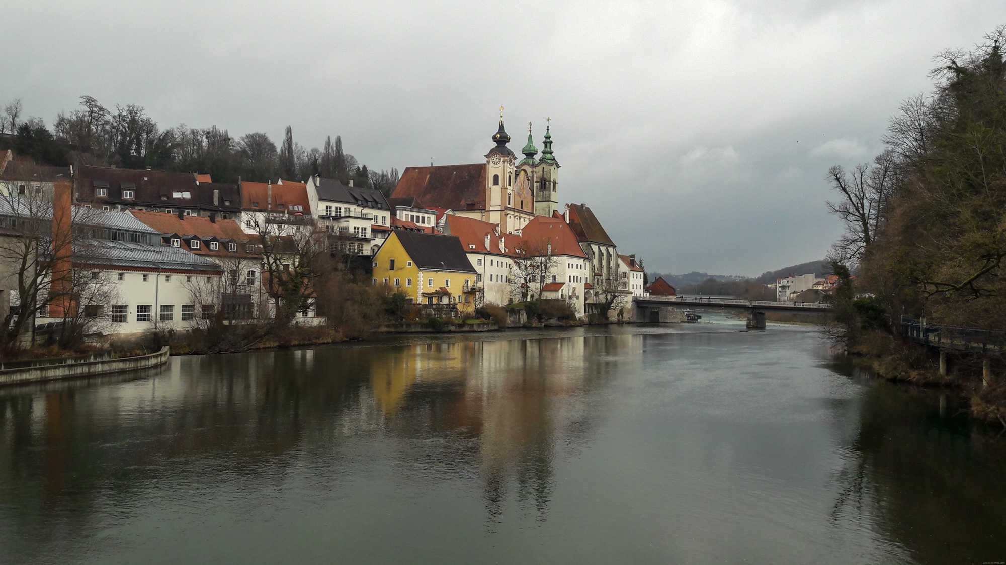 Steyr leží na sútoku riek Enns a Styer. Je po ňom pomenovaná spolková republika Štajersko, i keď v nej neleží.