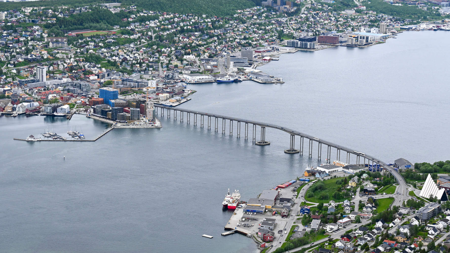 Pohľad na most Tromsøbrua, ktorý spája pevninu s ostrovom Tromsøya.