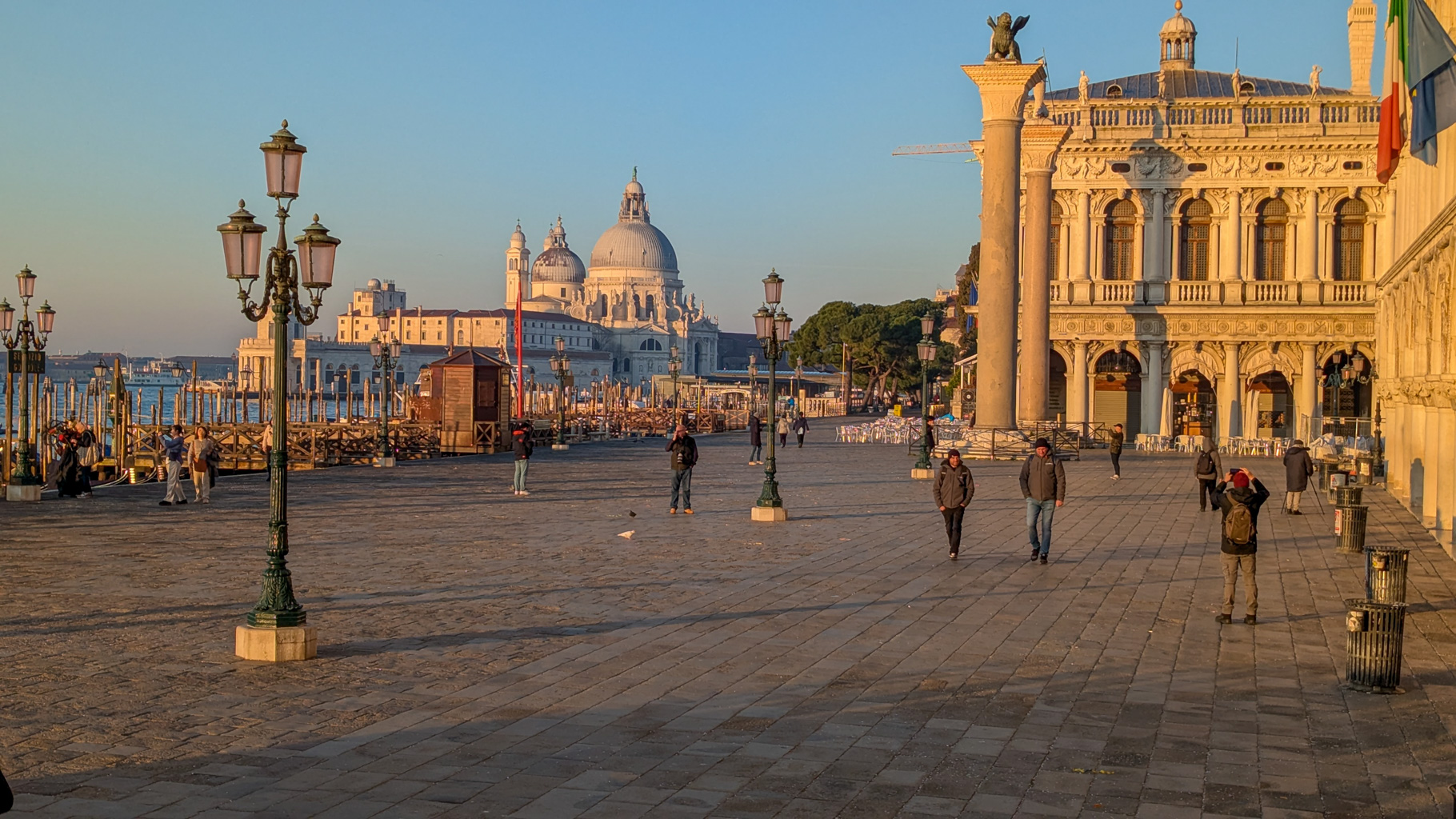 Piazzetta dei Leoncini pri Bazilike svätého Marka ponúka výhľad na Benátskeho leva a Santa Maria della
            Salute v pozadí. V rannom svetle pôsobí miesto magicky.
        
