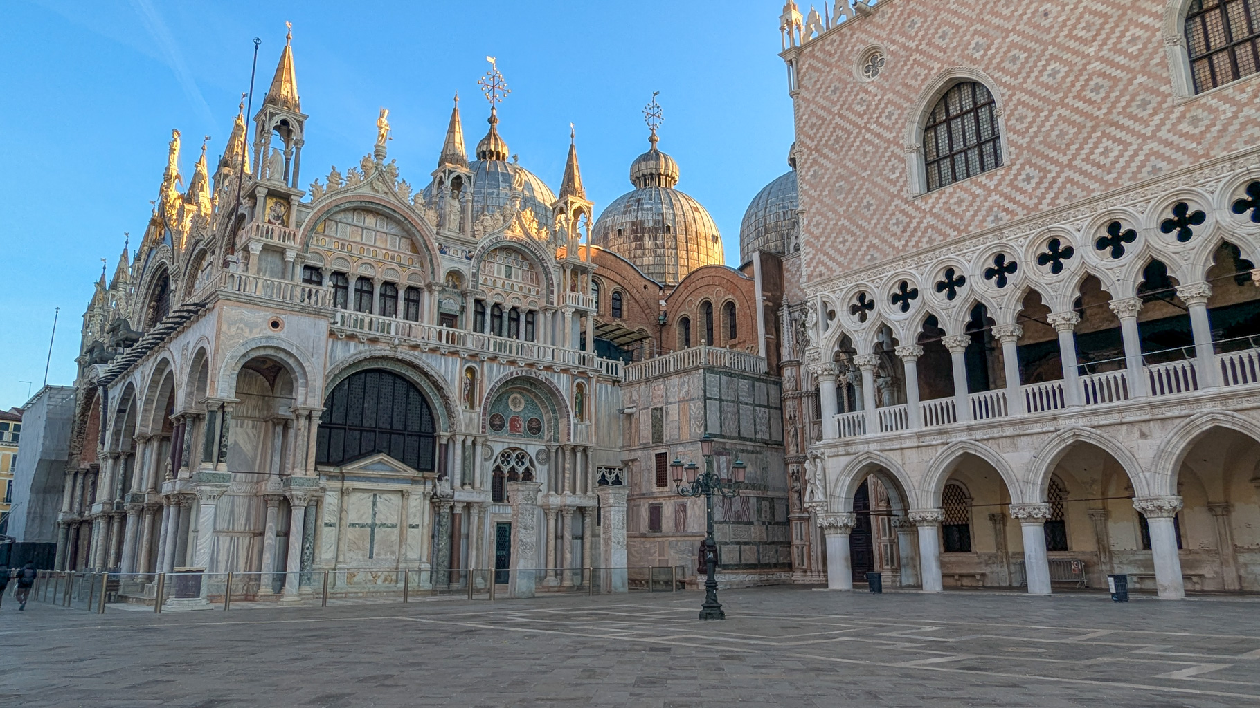 Bazilika svätého Marka v Benátkach je ukážkou byzantskej architektúry v Európe. Vnútorné mozaiky
            pokrývajú viac ako 8000 m².
        