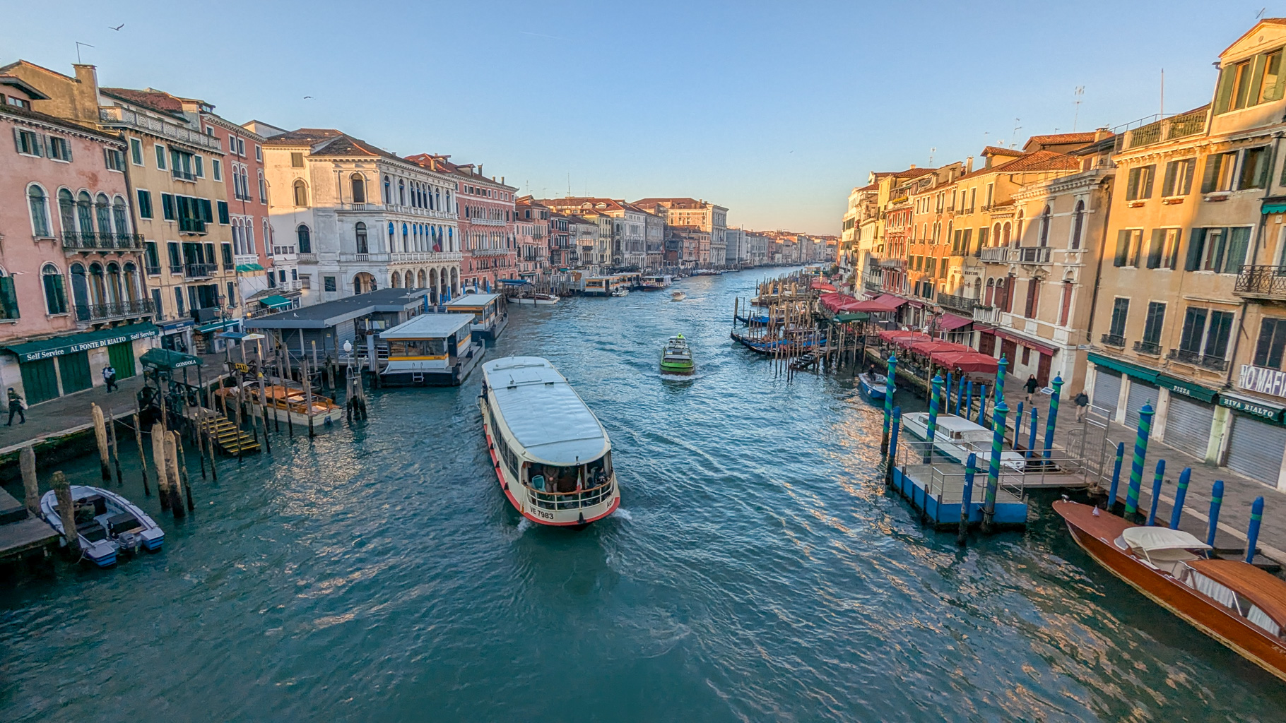 Veľký kanál (Canal Grande) je hlavnou dopravnou tepnou Benátok. Vedie cez centrum mesta v tvare písmena
            