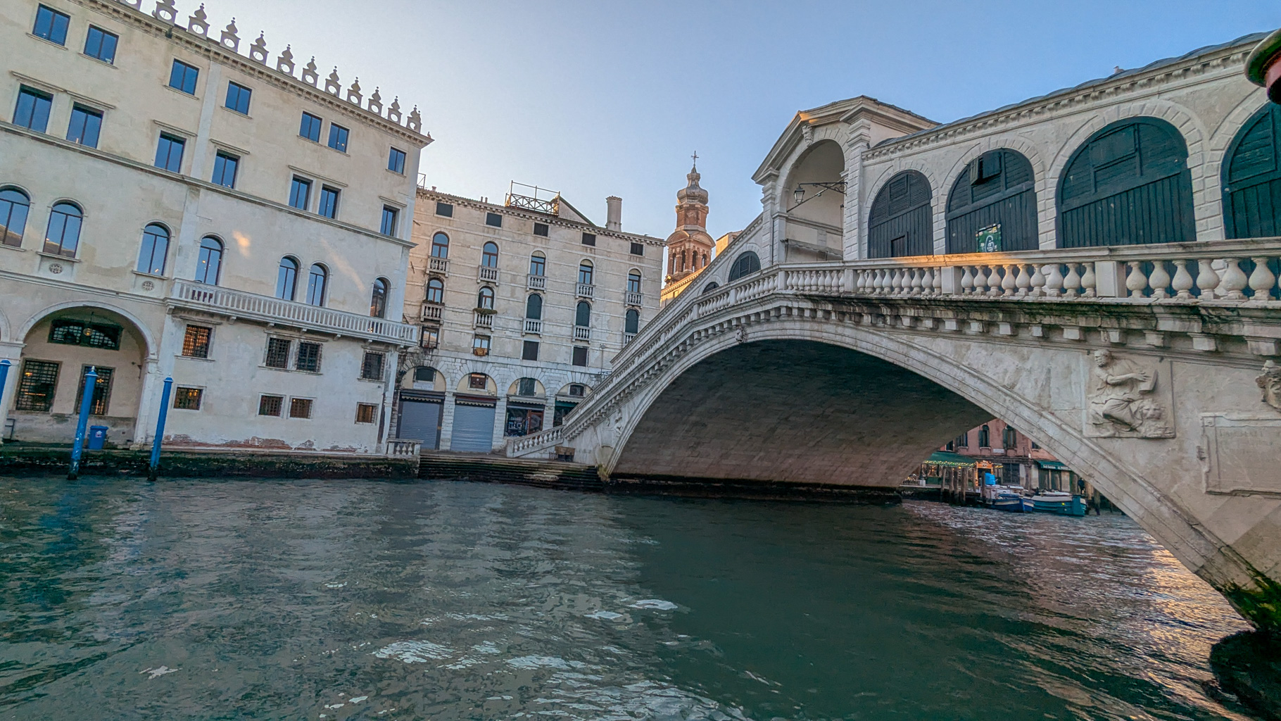 Most Rialto, najstarší most cez Canal Grande, je architektonickým skvostom. Bol postavený v roku 1591 a
            slúžil ako hlavný trh Benátok.
        