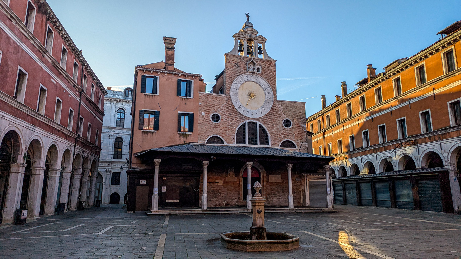 San Giacomo di Rialto je považovaný za najstarší kostol v Benátkach, pochádzajúci z 5. storočia. Slávne
            sú jeho hodiny nad vchodom.
        