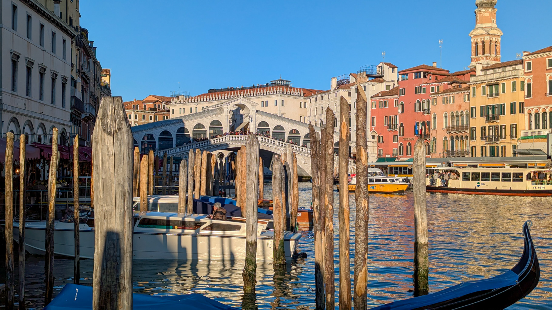 Most Rialto je najstarším a najznámejším mostom cez Grand Canal, postavený v 16. storočí ako kamenný
            oblúkový most.
        