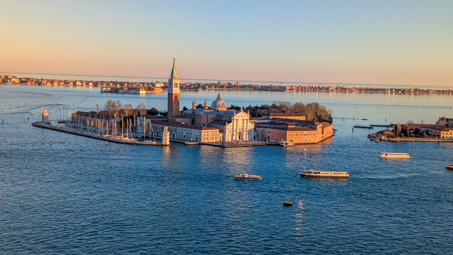 Ostrov San Giorgio Maggiore s rovnomenným kostolom a zvonicou je dominantou lagúny oproti Námestiu
            svätého Marka.
        